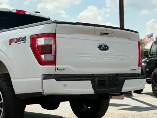 Ford F-150 2023 4x4 Lariat 4 puertas SuperCrew 5.5 pies. Caja corta