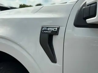 Ford F-150 2023 4x4 Lariat 4 puertas SuperCrew 5.5 pies. Caja corta