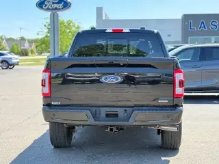 Ford F-150 2023 4x4 Lariat 4 puertas SuperCrew 6.5 pies. Caja corta