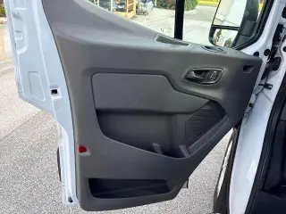 Ford Transit 2025 250 3 puertas SWB Techo Bajo Furgón de Carga