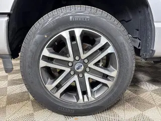 Ford F-150 2023 4x4 XL 4 puertas SuperCrew 5.5 pies. SB