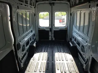 Ford Transit 2023 AWD 350 3 puertas LWB Techo Alto Furgón de Carga