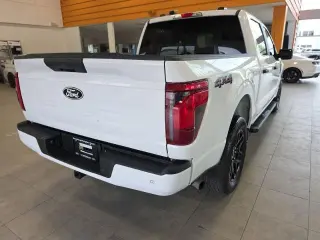 Ford F-150 2024 4x4 STX 4 puertas SuperCrew 5.5 pies. SB