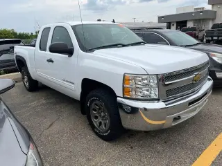Chevrolet Silverado 1500 2013 4x4 LS Cabina Extendida 4 puertas 6.5 pies. SB