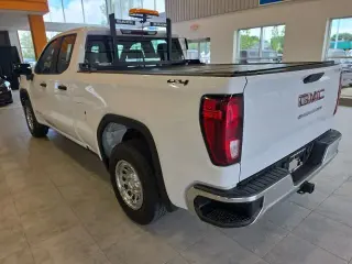 GMC Sierra 1500 2023 4x4 Pro 4 puertas Cabina Doble 6.6 pies. SB