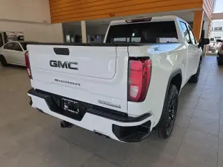 GMC Sierra 1500 2021 4x4 Elevation 4 puertas Cabina Crew 5.8 pies. SB