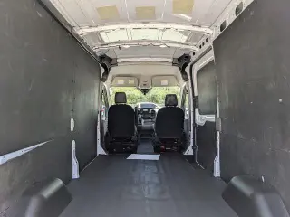 Ford Transit 2023 AWD 250 3 puertas SWB Techo Medio Furgón de Carga