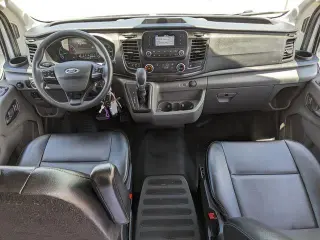 Ford Transit 2023 AWD 250 3 puertas SWB Techo Medio Furgón de Carga