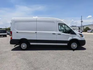 Ford Transit 2023 AWD 250 3 puertas SWB Techo Medio Furgón de Carga