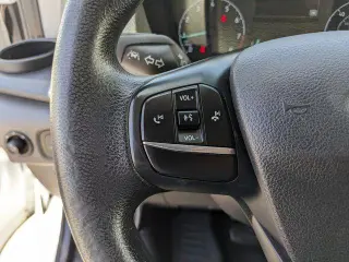 Ford Transit 2023 AWD 250 3 puertas SWB Techo Medio Furgón de Carga