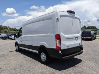 Ford Transit 2023 AWD 250 3 puertas SWB Techo Medio Furgón de Carga