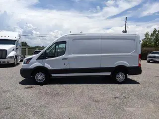 Ford Transit 2023 AWD 250 3 puertas SWB Techo Medio Furgón de Carga