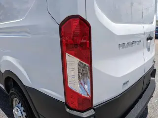 Ford Transit 2023 AWD 250 3 puertas SWB Techo Medio Furgón de Carga