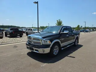 Ram 1500 2015 4x4 Laramie 4 puertas Cabina Crew 5.5 pies. SB Pickup