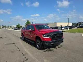 Ram 1500 2022 4x4 Big Horn 4 puertas Cabina Crew 5.6 pies. Pickup SB