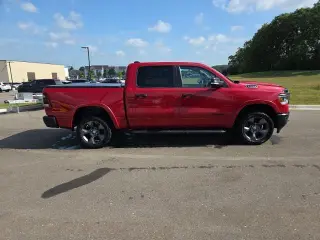 Ram 1500 2022 4x4 Big Horn 4 puertas Cabina Crew 5.6 pies. Pickup SB