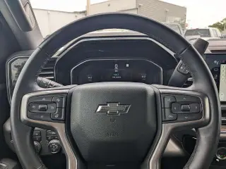 Chevrolet Silverado 1500 2023 4x4 LT Trail Boss 4 puertas Cabina Crew 5.8 pies. SB