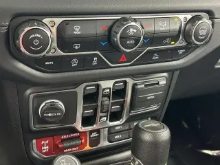 Jeep Gladiator 2024 4x4 Mojave 4 puertas Crew Cab 5.0 pies. SB