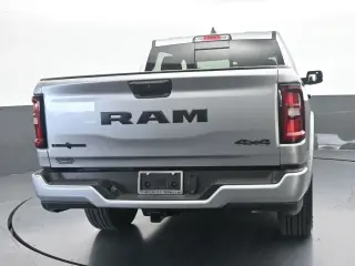 Ram 1500 2025 4x4 Big Horn 4 puertas Cabina Crew 5.6 pies. Pickup SB