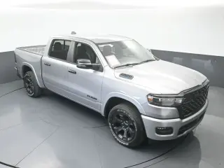 Ram 1500 2025 4x4 Big Horn 4 puertas Cabina Crew 5.6 pies. Pickup SB