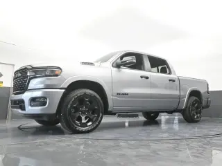 Ram 1500 2025 4x4 Big Horn 4 puertas Cabina Crew 5.6 pies. Pickup SB