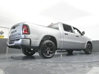 Ram 1500 2025 4x4 Big Horn 4 puertas Cabina Crew 5.6 pies. Pickup SB