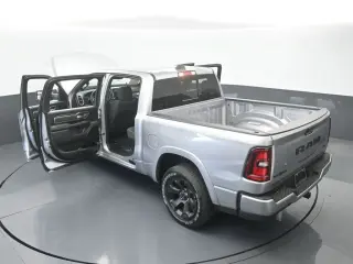 Ram 1500 2025 4x4 Big Horn 4 puertas Cabina Crew 5.6 pies. Pickup SB