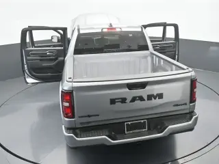 Ram 1500 2025 4x4 Big Horn 4 puertas Cabina Crew 5.6 pies. Pickup SB