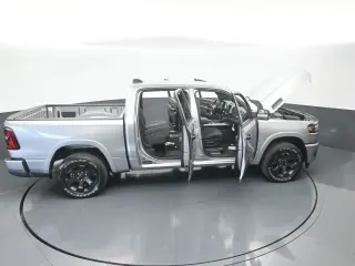 Ram 1500 2025 4x4 Big Horn 4 puertas Cabina Crew 5.6 pies. Pickup SB