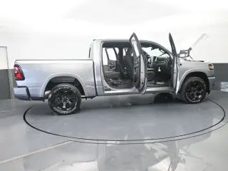 Ram 1500 2025 4x4 Big Horn 4 puertas Cabina Crew 5.6 pies. Pickup SB