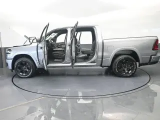 Ram 1500 2025 4x4 Big Horn 4 puertas Cabina Crew 5.6 pies. Pickup SB