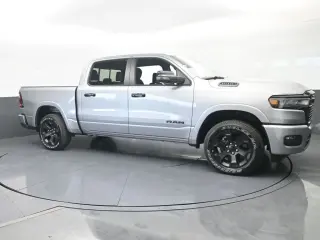 Ram 1500 2025 4x4 Big Horn 4 puertas Cabina Crew 5.6 pies. Pickup SB