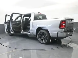 Ram 1500 2025 4x4 Big Horn 4 puertas Cabina Crew 5.6 pies. Pickup SB