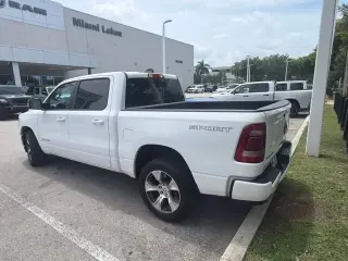 Ram 1500 2023 4x4 Laramie Cabina Crew 4 puertas 5.6 pies. Pickup SB