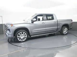 Chevrolet Silverado 1500 2023 4x4 High Country 4 puertas Cabina Crew 5.8 pies. Caja corta