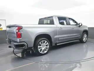 Chevrolet Silverado 1500 2023 4x4 High Country 4 puertas Cabina Crew 5.8 pies. Caja corta