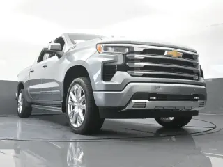 Chevrolet Silverado 1500 2023 4x4 High Country 4 puertas Cabina Crew 5.8 pies. Caja corta