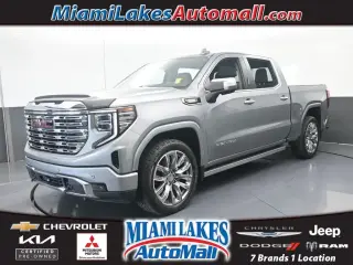 GMC Sierra 1500 2023 4x4 Denali 4 puertas Cabina Crew 5.8 pies. Caja corta