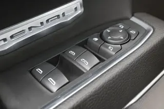 GMC Sierra 1500 2023 4x4 Denali 4 puertas Cabina Crew 5.8 pies. Caja corta