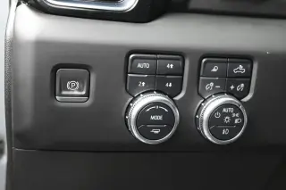GMC Sierra 1500 2023 4x4 Denali 4 puertas Cabina Crew 5.8 pies. Caja corta
