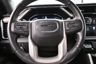 GMC Sierra 1500 2023 4x4 Denali 4 puertas Cabina Crew 5.8 pies. Caja corta