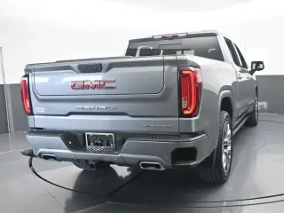 GMC Sierra 1500 2023 4x4 Denali 4 puertas Cabina Crew 5.8 pies. Caja corta