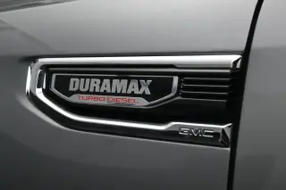GMC Sierra 1500 2023 4x4 Denali 4 puertas Cabina Crew 5.8 pies. Caja corta