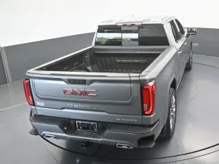 GMC Sierra 1500 2023 4x4 Denali 4 puertas Cabina Crew 5.8 pies. Caja corta