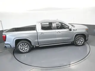 GMC Sierra 1500 2023 4x4 Denali 4 puertas Cabina Crew 5.8 pies. Caja corta