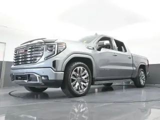 GMC Sierra 1500 2023 4x4 Denali 4 puertas Cabina Crew 5.8 pies. Caja corta