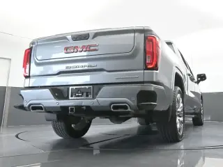 GMC Sierra 1500 2023 4x4 Denali 4 puertas Cabina Crew 5.8 pies. Caja corta