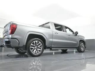 GMC Sierra 1500 2023 4x4 Denali 4 puertas Cabina Crew 5.8 pies. Caja corta