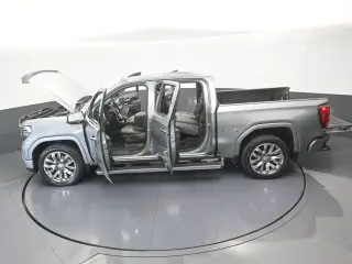 GMC Sierra 1500 2023 4x4 Denali 4 puertas Cabina Crew 5.8 pies. Caja corta