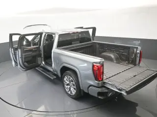 GMC Sierra 1500 2023 4x4 Denali 4 puertas Cabina Crew 5.8 pies. Caja corta